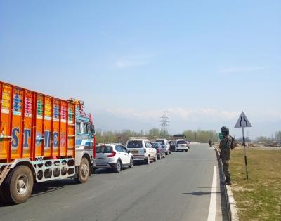 Jammu-Srinagar highway temporarily closed | Jammu-Srinagar highway temporarily closed Jammu-Srinagar highway temporarily closed | Jammu-Srinagar highway temporarily closed