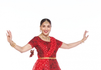 Madhuri Dixit gives free 'Garba' classes on her online dance academy | Madhuri Dixit gives free 'Garba' classes on her online dance academy Madhuri Dixit gives free 'Garba' classes on her online dance academy | Madhuri Dixit gives free 'Garba' classes on her online dance academy