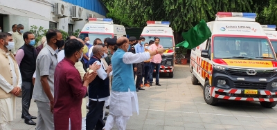 Rajnath flags off 5 ambulances donated to Army | Rajnath flags off 5 ambulances donated to Army