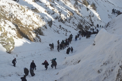 10 persons trapped in snow rescued in J&K | 10 persons trapped in snow rescued in J&K