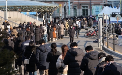 Majority of S.Koreans support eased business curfew: Poll | Majority of S.Koreans support eased business curfew: Poll
