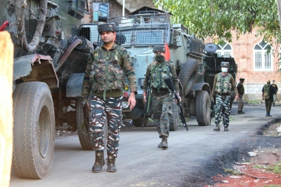 Policeman, 3 terrorists killed in Srinagar encounter | Policeman, 3 terrorists killed in Srinagar encounter