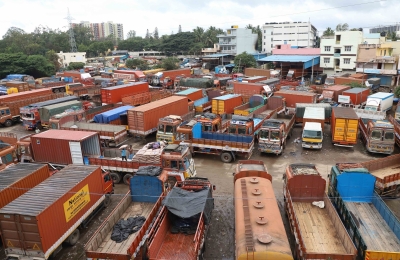 K'taka lorry owners call for daylong strike on Friday | K'taka lorry owners call for daylong strike on Friday