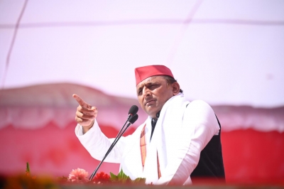 Trouble in Yadav clan, Akhilesh does not campaign in Azamgarh | Trouble in Yadav clan, Akhilesh does not campaign in Azamgarh