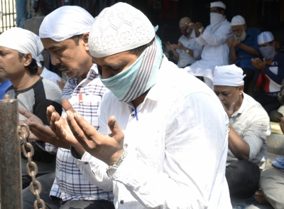 Clerics call for peace, restraint during Friday prayers | Clerics call for peace, restraint during Friday prayers