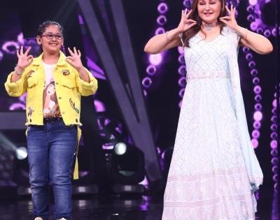 Jaya Prada teaches dance steps from song 'Mujhe Naulakha Mangade' to contestant Samaira | Jaya Prada teaches dance steps from song 'Mujhe Naulakha Mangade' to contestant Samaira