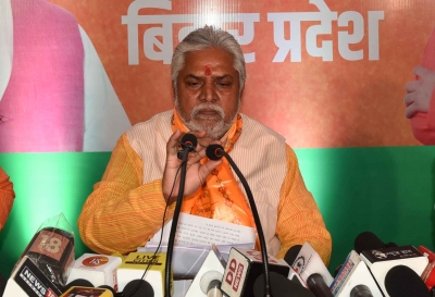 Bihar Minister Prem Kumar in trouble for wearing lotus mask | Bihar Minister Prem Kumar in trouble for wearing lotus mask