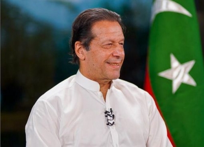 Imran castigates Nawaz Sharif, says 'thieves are taking decisions' for Pak | Imran castigates Nawaz Sharif, says 'thieves are taking decisions' for Pak