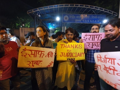 'Nirbhaya Zindabad, AP Singh Murdabad' slogans echo outside Tihar | 'Nirbhaya Zindabad, AP Singh Murdabad' slogans echo outside Tihar