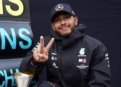 Hamilton takes pole with record-breaking lap in Bahrain | Hamilton takes pole with record-breaking lap in Bahrain
