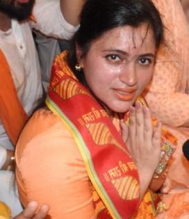 Parliament's Privileges Committee summons Maha officials over arrest of Navneet Rana | Parliament's Privileges Committee summons Maha officials over arrest of Navneet Rana Parliament's Privileges Committee summons Maha officials over arrest of Navneet Rana | Parliament's Privileges Committee summons Maha officials over arrest of Navneet Rana