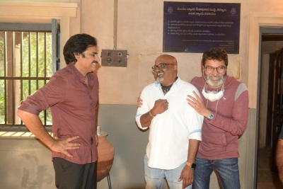 Pawan Kalyan lauds cinematographer Ravi K. Chandran for his work in 'Bheemla Nayak' | Pawan Kalyan lauds cinematographer Ravi K. Chandran for his work in 'Bheemla Nayak' Pawan Kalyan lauds cinematographer Ravi K. Chandran for his work in 'Bheemla Nayak' | Pawan Kalyan lauds cinematographer Ravi K. Chandran for his work in 'Bheemla Nayak'
