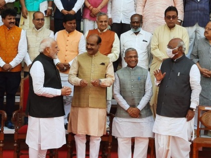 72 retiring Rajya Sabha MPs pose for farewell group photo in Parliament | 72 retiring Rajya Sabha MPs pose for farewell group photo in Parliament