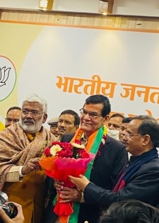 Ex-IAS Arvind Sharma joins BJP in UP | Ex-IAS Arvind Sharma joins BJP in UP