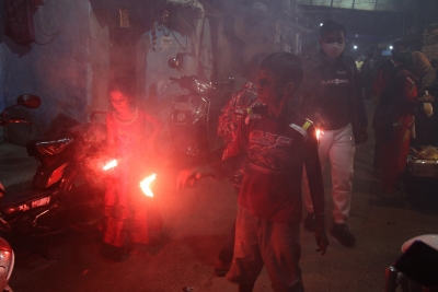 Delhi: 850 arrested on Diwali night, over 1,200 cases for bursting crackers | Delhi: 850 arrested on Diwali night, over 1,200 cases for bursting crackers Delhi: 850 arrested on Diwali night, over 1,200 cases for bursting crackers | Delhi: 850 arrested on Diwali night, over 1,200 cases for bursting crackers