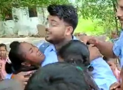 Kids weep after teacher is transferred to another school in UP | Kids weep after teacher is transferred to another school in UP