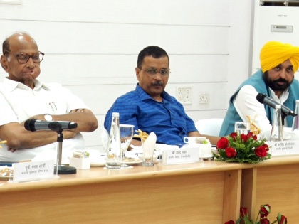 Oppn meet: Kejriwal raises ordinance row, Cong says gathered for national issues | Oppn meet: Kejriwal raises ordinance row, Cong says gathered for national issues