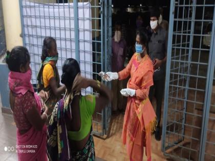 Woman police officer cooks lemon rice for migrant workers in Andhra | Woman police officer cooks lemon rice for migrant workers in Andhra Woman police officer cooks lemon rice for migrant workers in Andhra | Woman police officer cooks lemon rice for migrant workers in Andhra