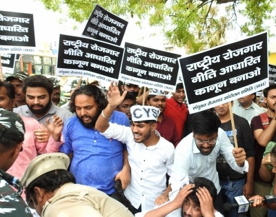 Students protest at Delhi's ITO against Agnipath scheme | Students protest at Delhi's ITO against Agnipath scheme