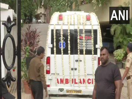 Mortal remains of KK brought to his residence in Mumbai | Mortal remains of KK brought to his residence in Mumbai