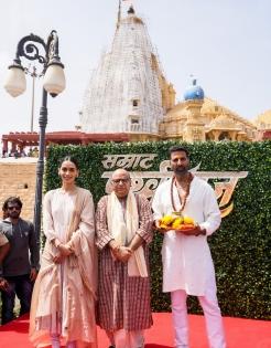 Akshay Kumar, team 'Samrat Prithviraj' pay visit to Somnath Temple | Akshay Kumar, team 'Samrat Prithviraj' pay visit to Somnath Temple