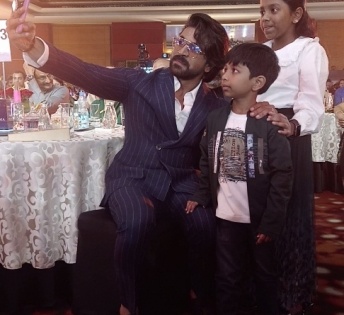 Ram Charan clicks selfies with children of Galwan martyr | Ram Charan clicks selfies with children of Galwan martyr