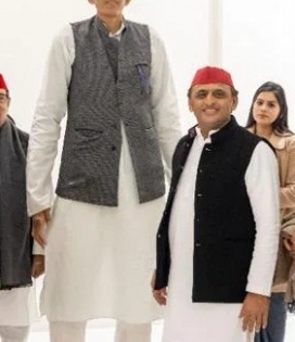 Battle for UP: India's tallest man joins SP | Battle for UP: India's tallest man joins SP