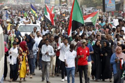 Sudanese protesters reach presidential palace, demand civilian rule | Sudanese protesters reach presidential palace, demand civilian rule