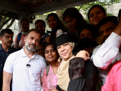 Rahul Gandhi travels in bus in Bengaluru, interacts with public | Rahul Gandhi travels in bus in Bengaluru, interacts with public