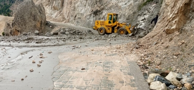 Shooting stones block Srinagar National Highway again | Shooting stones block Srinagar National Highway again