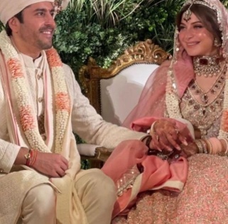Kanika Kapoor ties knot with NRI businessman Gautam Hathiramani | Kanika Kapoor ties knot with NRI businessman Gautam Hathiramani