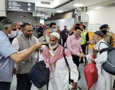 First batch of 145 pilgrims return to Srinagar after performing Haj | First batch of 145 pilgrims return to Srinagar after performing Haj