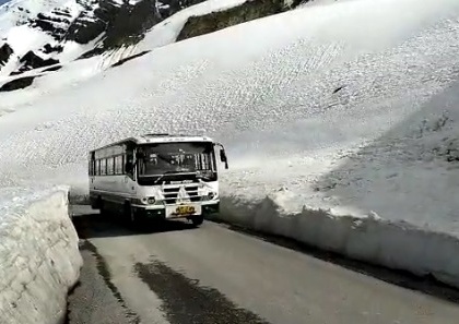 Country's highest altitude bus service restarts via Manali | Country's highest altitude bus service restarts via Manali