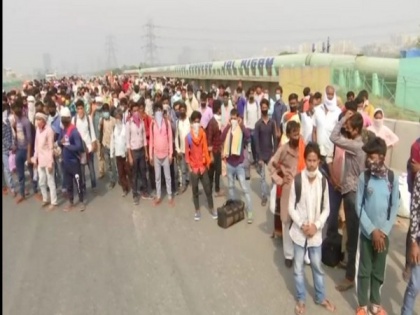 Migrant workers, returning on foot to native places in UP-Bihar, stopped by Ghaziabad Police | Migrant workers, returning on foot to native places in UP-Bihar, stopped by Ghaziabad Police