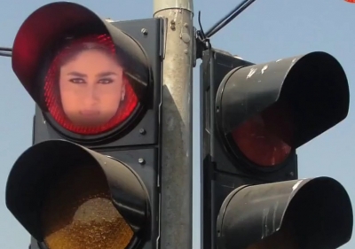 Delhi Police turn to Kareena's 'Poo' role to warn about jumping red lights | Delhi Police turn to Kareena's 'Poo' role to warn about jumping red lights