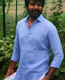 Sivakarthikeyan treats 'Mandela' director Madonne Ashwin, team to dinner | Sivakarthikeyan treats 'Mandela' director Madonne Ashwin, team to dinner Sivakarthikeyan treats 'Mandela' director Madonne Ashwin, team to dinner | Sivakarthikeyan treats 'Mandela' director Madonne Ashwin, team to dinner