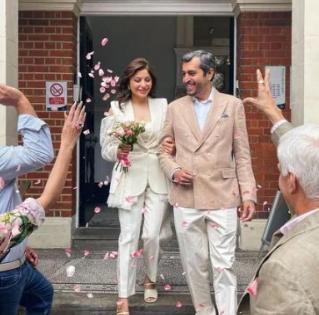 Kanika Kapoor shares glimpse from her court wedding in London | Kanika Kapoor shares glimpse from her court wedding in London