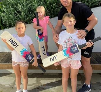 Now, David Warner's kids dance to 'Saami' from 'Pushpa: The Rise' | Now, David Warner's kids dance to 'Saami' from 'Pushpa: The Rise' Now, David Warner's kids dance to 'Saami' from 'Pushpa: The Rise' | Now, David Warner's kids dance to 'Saami' from 'Pushpa: The Rise'