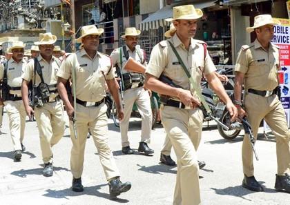 Dalit woman nude parade case: K’taka Police felicitate cops, people who tried to prevent incident | Dalit woman nude parade case: K’taka Police felicitate cops, people who tried to prevent incident