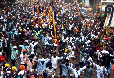 Offensive photo shoot at Kartarpur annoys Sikh community | Offensive photo shoot at Kartarpur annoys Sikh community