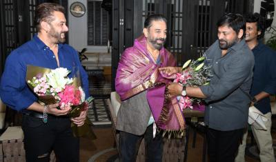 Chiranjeevi, Salman Khan honour Kamal Haasan for 'Vikram' success | Chiranjeevi, Salman Khan honour Kamal Haasan for 'Vikram' success Chiranjeevi, Salman Khan honour Kamal Haasan for 'Vikram' success | Chiranjeevi, Salman Khan honour Kamal Haasan for 'Vikram' success