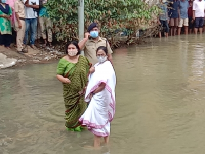 Mamata blames Centre for floods in West Midnapore | Mamata blames Centre for floods in West Midnapore