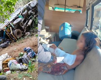Maha: Tempo carrying workers plunges into Mahabaleshwar gorge, 10 hurt | Maha: Tempo carrying workers plunges into Mahabaleshwar gorge, 10 hurt Maha: Tempo carrying workers plunges into Mahabaleshwar gorge, 10 hurt | Maha: Tempo carrying workers plunges into Mahabaleshwar gorge, 10 hurt