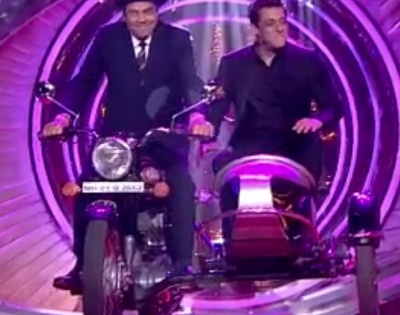 'Bigg Boss 15': Salman, Dharmendra recreate iconic bike scene of 'Sholay' | 'Bigg Boss 15': Salman, Dharmendra recreate iconic bike scene of 'Sholay'