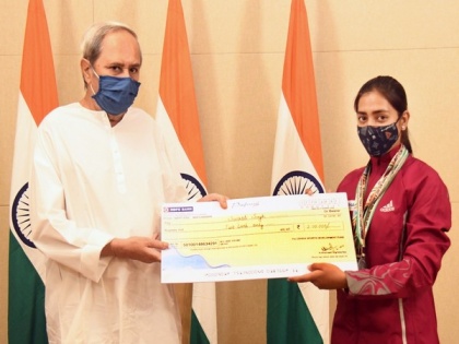 Odisha CM Naveen Patnaik felicitates national-level cyclist | Odisha CM Naveen Patnaik felicitates national-level cyclist