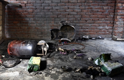 Building collapses in Delhi due to cylinder blast, 8 injured | Building collapses in Delhi due to cylinder blast, 8 injured Building collapses in Delhi due to cylinder blast, 8 injured | Building collapses in Delhi due to cylinder blast, 8 injured