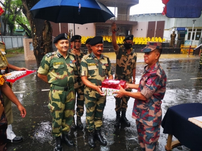BSF exchange sweets with Pak Rangers, Border Guard Bangladesh | BSF exchange sweets with Pak Rangers, Border Guard Bangladesh