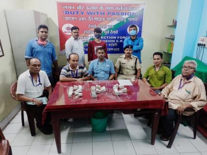 RPF seizes 22.18 kg silver worth Rs 18 Lakh | RPF seizes 22.18 kg silver worth Rs 18 Lakh RPF seizes 22.18 kg silver worth Rs 18 Lakh | RPF seizes 22.18 kg silver worth Rs 18 Lakh
