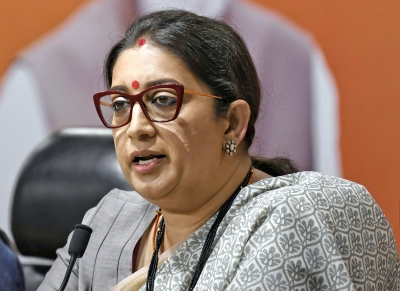 Smriti Irani reaches out to SP leaders in Amethi | Smriti Irani reaches out to SP leaders in Amethi