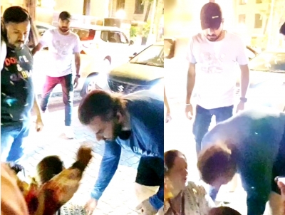 Salman's brother Sohail Khan helps woman in the street | Salman's brother Sohail Khan helps woman in the street